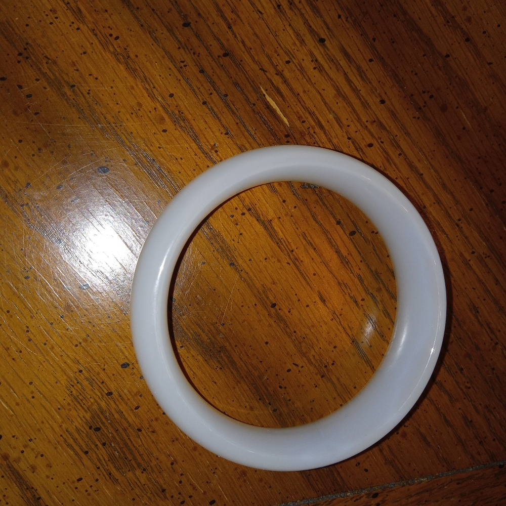 Mutton Fat Jade Bangle - Picture 4 of 8